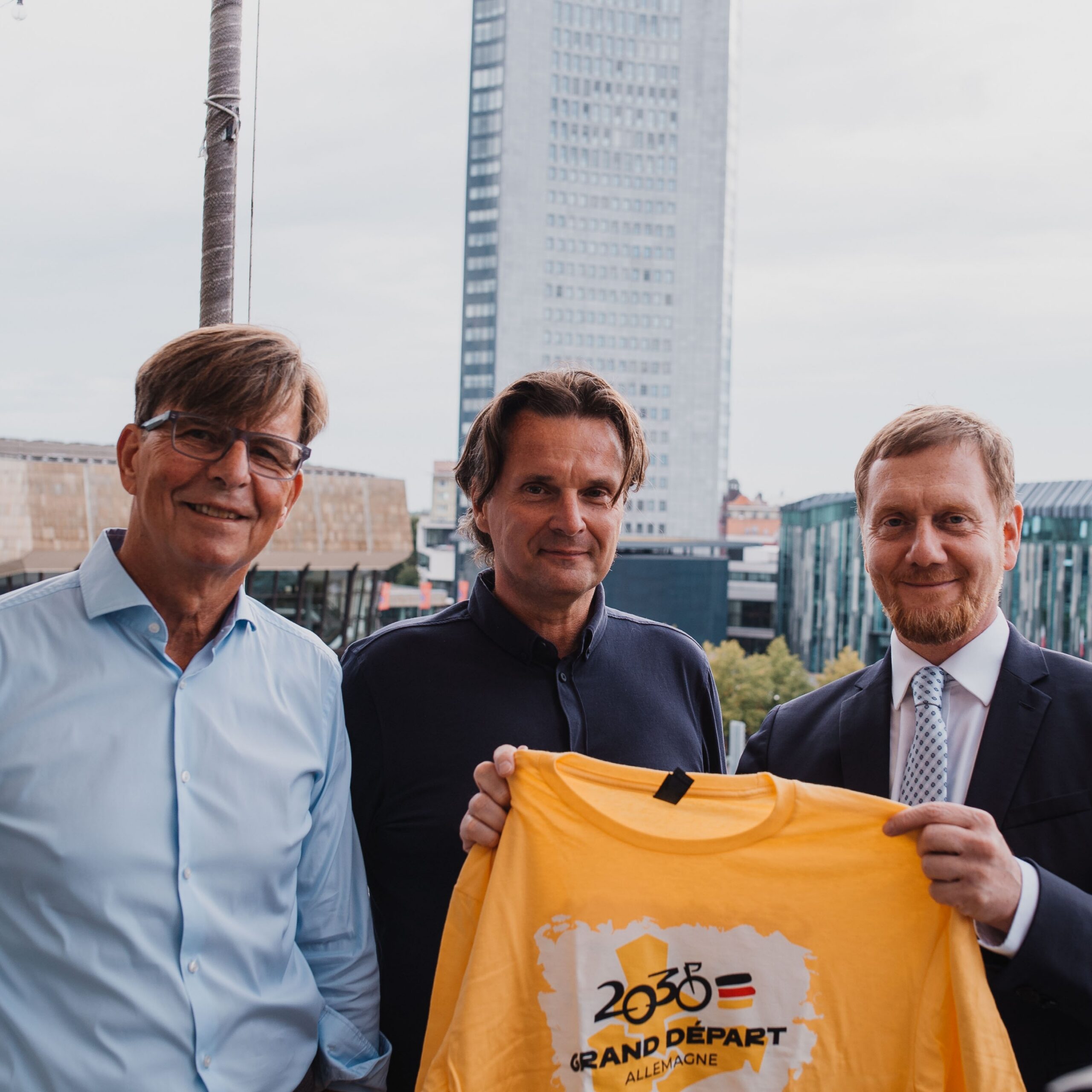 Präsentation des Grand Départ 2030 T-Shirts durch Ministerpräsident Kretschmer