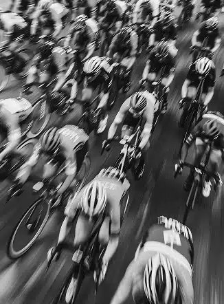 Trois cyclistes au départ du Tour de France à Berlin-Ouest